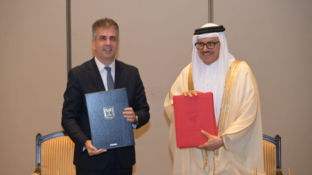 שר החוץ כהן עם מקבילו הבחרייני (צילום: משרד החוץ)