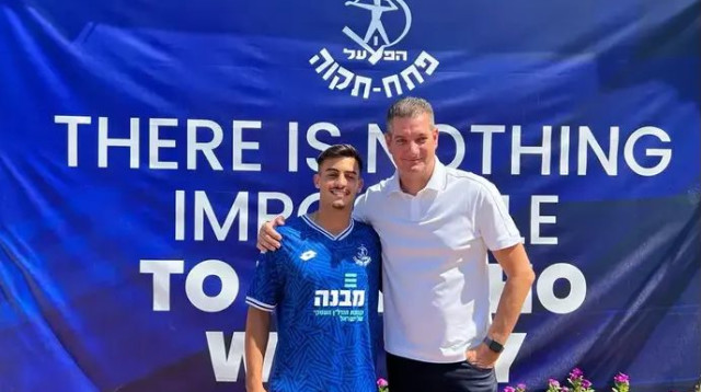 יקווה לקבל הרבה דקות בליגת העל אחרי שהצטיין בעפולה. אלימלך עם עידן בן אבו (צילום: אתר רשמי, האתר הרשמי של הפועל פתח תקוה)