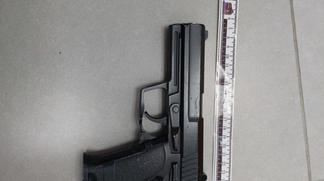 האקדח שנתפס אצל החשוד (צילום: דוברות המשטרה)