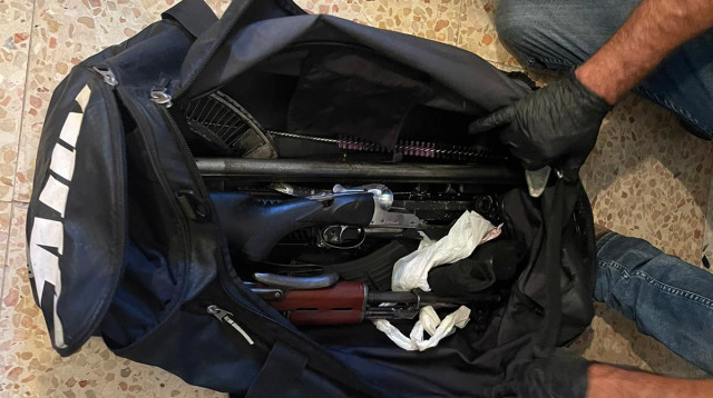 נשקים שהוחבאו בתוך הפעוטון בטייבה (צילום: דוברות המשטרה)