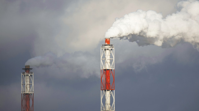 ארובה מעלה עשן, אילוסטרציה (צילום: רויטרס)