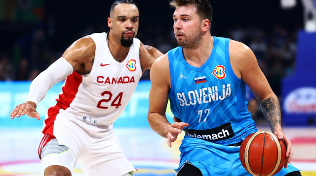 שחקן נבחרת סלובניה לוקה דונצ'יץ' עם שחקן נבחרת קנדה דילון ברוקס (צילום: GettyImages, Yong Teck Lim)