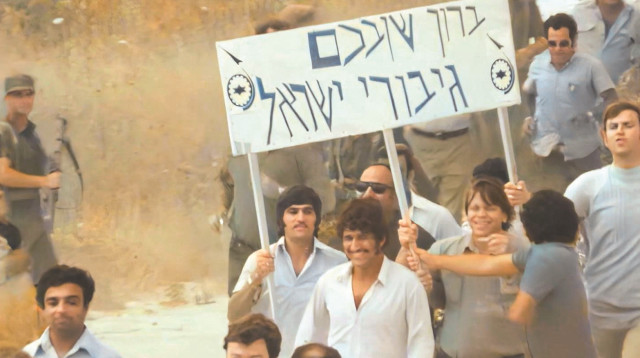 קבלת פנים לשבויי מלחמת יום הכיפורים ששוחררו ביוני 1974 (צילום: ארכיון הערוץ הראשון)