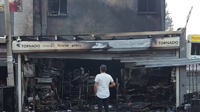 בית העסק שהוצת בחצור הגלילית (צילום: שני שרון)