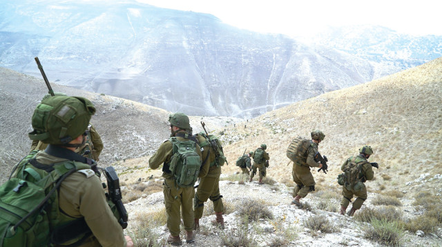 חיילים בצפון סוקרים את השטח  (צילום: דובר צה"ל)