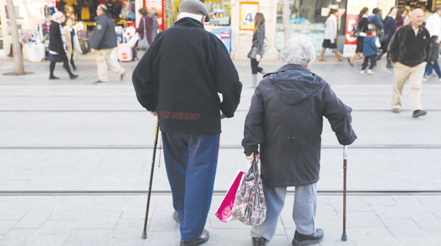 זקנים ברחוב  (צילום: נתי שוחט פלאש 90)