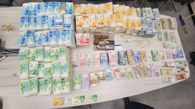 שבעה מיליון במזומן בשקיות זבל (צילום: דוברות המשטרה)