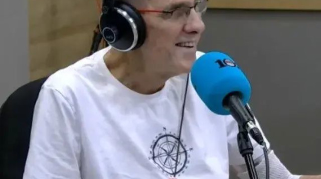 הגיע לאולפן בהפתעה וריגש. אריה מליניאק (צילום: 103FM)