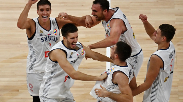 שחקני נבחרת סרביה חוגגים (צילום: רויטרס)