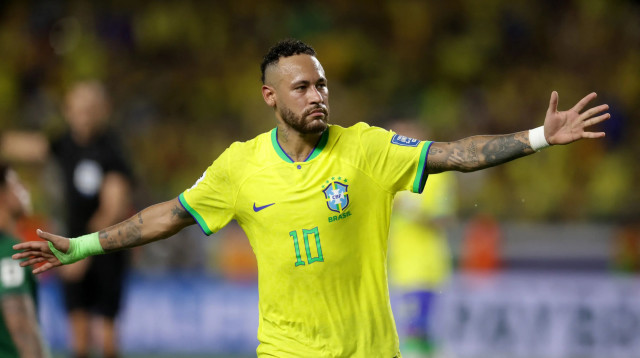 ניימאר חוגג במדי נבחרת ברזיל (צילום: רויטרס)