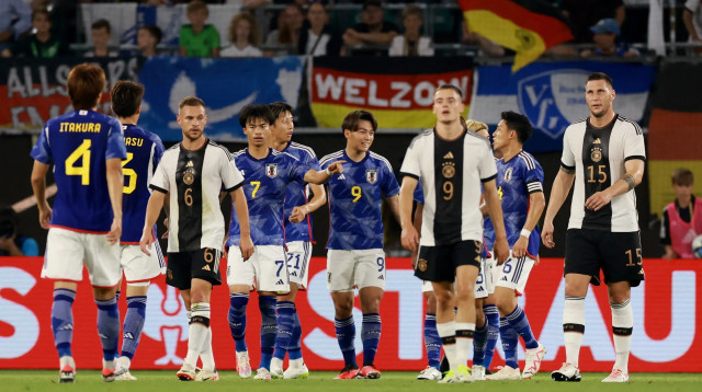 שחקני נבחרת יפן חוגגים, שחקני נבחרת גרמניה מאוכזבים (צילום: רויטרס)