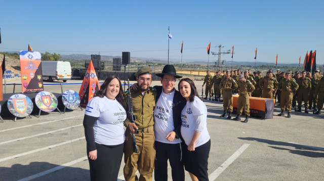 מני וייצמן הוריו ואחותו (צילום: דניאל מכלוף ואבישי יפרח)