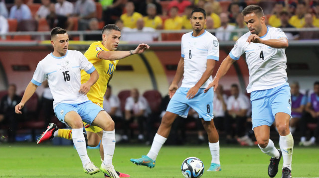 מיגל ויטור, דור פרץ, אוסקר גלוך שחקני נבחרת ישראל מול ניקולאה סטנצ'ו שחקן נבחרת רומניה (צילום: GettyImages, Vasile Mihai-Antonio)