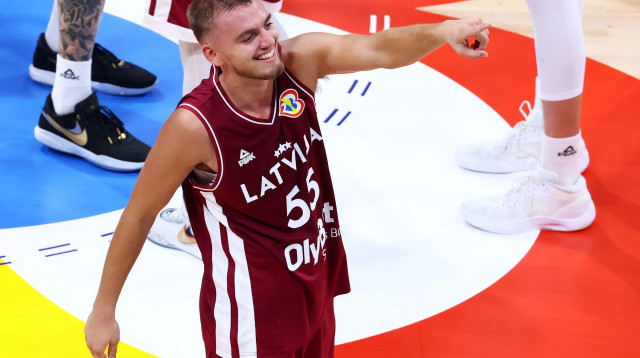 שחקן נבחרת לטביה ארתורס ז'גארס (צילום: GettyImages, Yong Teck Lim)