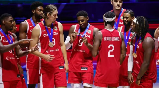 פודיום ראשון בהיסטוריה. שחקני נבחרת קנדה עם המדליות (צילום: רויטרס)