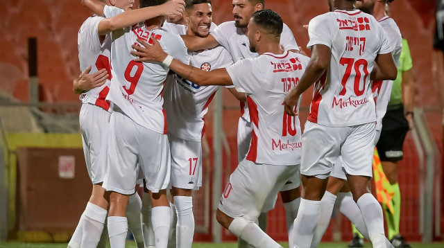 שחקני הפועל נוף הגליל חוגגים עם אוהד רבינוביץ' (צילום: אריאל שלום)