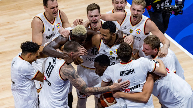 נבחרת גרמניה חוגגת זכייה בגביע העולם בכדורסל (צילום: GettyImages, Ezra Acayan)