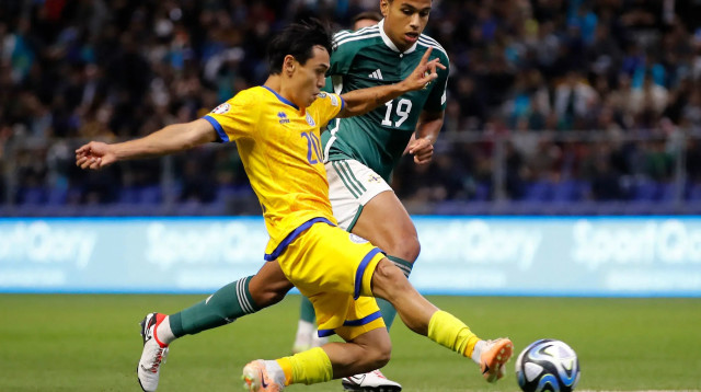 רמזאן אוראזוב שחקן נבחרת קזחסטן מול שי צ'ארלס שחקן נבחרת צפון אירלנד (צילום: רויטרס)