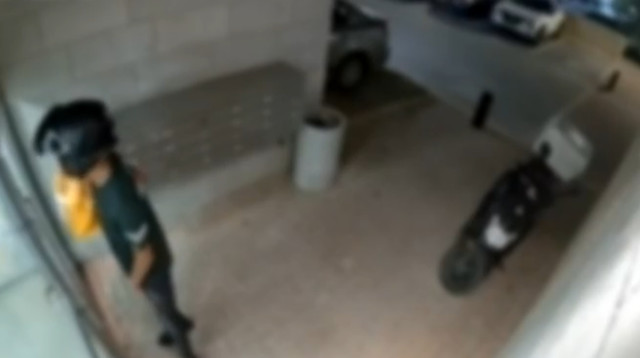 השלכת מזוזה בחריש (צילום: שימוש לפי סעיף 27א')