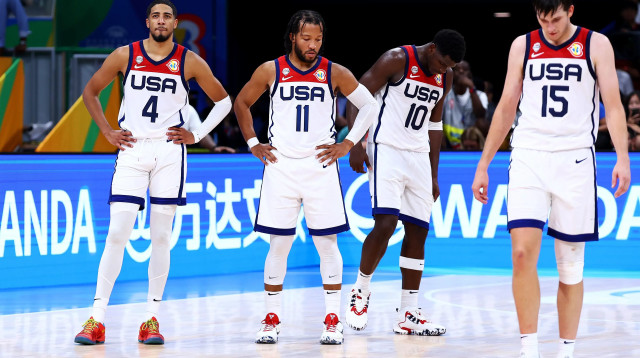 שחקני נבחרת ארצות הברית מתוסכלים: טייריס הליברטון, ג'יילן ברונסון, אוסטין ריבס, אנתוני אדוארדס (צילום: GettyImages, Yong Teck Lim)