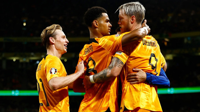 ואוט וחהורסט חוגג יחד עם קודי גאקפו לצד פרנקי דה יונג נבחרת הולנד (צילום: רויטרס)