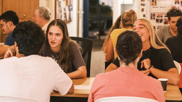 חילופי השפות בין חרדים למהגרים (צילום:  Zoe Keter)