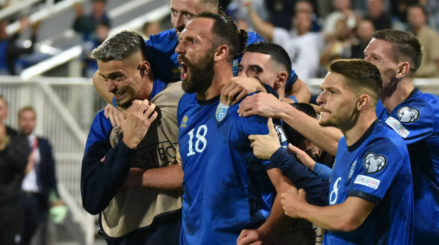 שחקני נבחרת קוסובו חוגגים עם ודאט מוריצ'י (צילום: רויטרס)