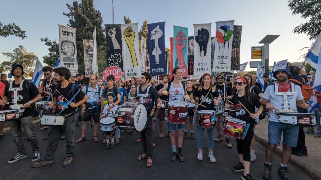 מתנגדי הרפורמה המשפטית בהפגנת תמיכה בבג"ץ (צילום: ללא קרדיט)