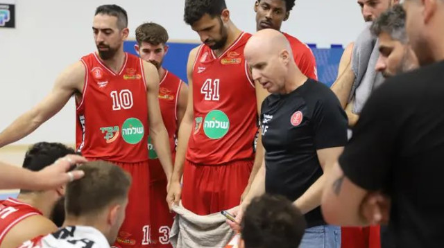 ניסוי כלים ראשון. דני פרנקו ושחקניו (צילום: אתר רשמי, הפועל תל אביב)