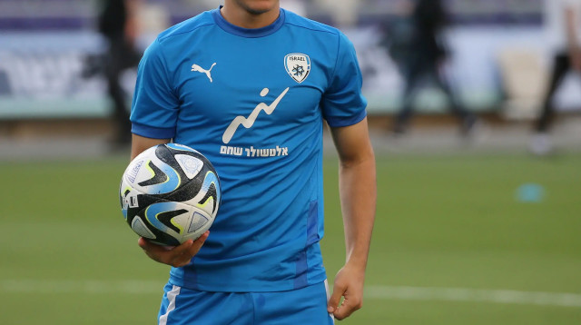 אוסקר גלוך באימון נבחרת ישראל (צילום: אודי ציטיאט)