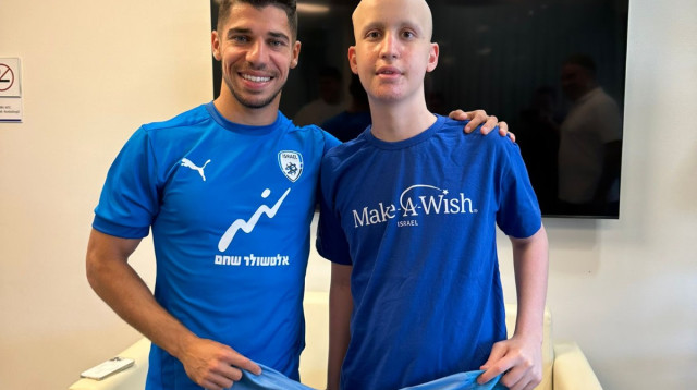 הנער עילי עם מנור סולומון (צילום: טליה בורק מור)