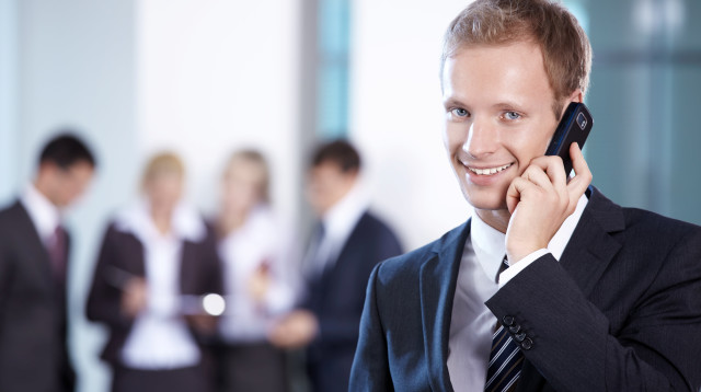 גבר מדבר בפלאפון (צילום: אינג'אימג')