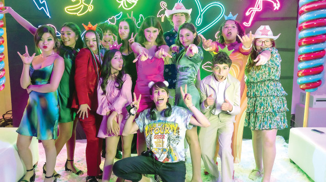 "את מה זה לא מוזמנת לבת מצווה שלי"  (צילום: באדיבות נטפליקס)