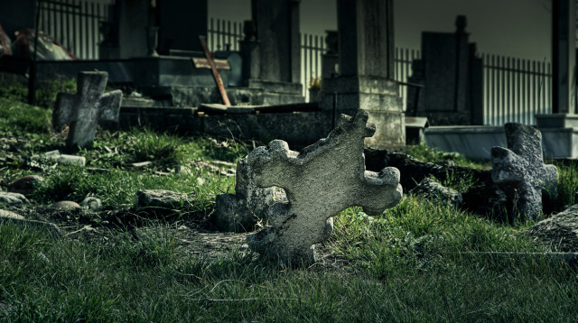 נתפסו יוצאים מבית קברות אחרי שקיימו יחסי מין (צילום: אינג'אימג')