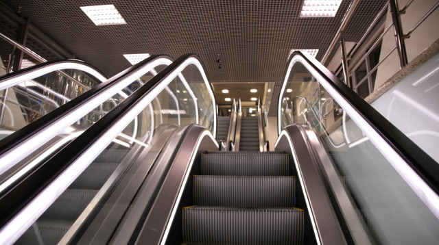 אצבעותיה של הפעוטה נלכדו במדרגות הנעות (צילום: אינג'אימג')