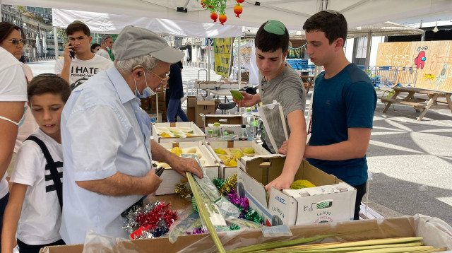 שוק ארבעת המינים בכיכר גבעון  (צילום: דוברות עיריית תל אביב יפו)