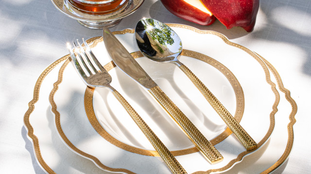 צלחות וסכו"ם מהודרים בעיצוב "הצורפים" (צילום: צחי קיבנשטיין)