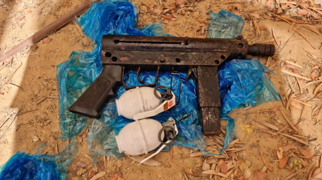 נשק שנתפס בגן ילדים בשגב שלום (צילום: דוברות המשטרה)