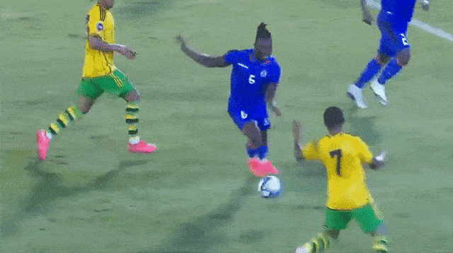 גיף ג'ימי אלכסיס מורחק במשחק נבחרת האיטי (צילום: אתר רשמי, מתוך טוויטר)