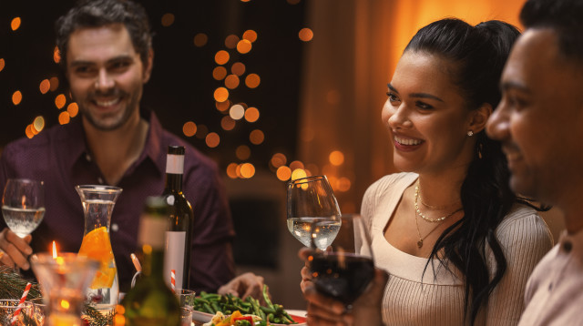 הדודות נודניקיות ושואלות מתי כבר תתחתנו? (צילום: אינג'אימג')