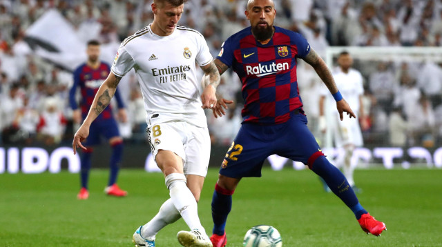 טוני קרוס שחקן ריאל מדריד מול ארתורו וידאל שחקן ברצלונה (צילום: רויטרס)