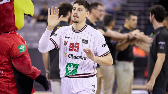 יפתח זיו במדי גרנאדה (צילום: אתר רשמי, גרנאדה)