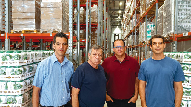 מימין יואב, יובל, יעקב ומיקי מלאך (צילום: יחצ)