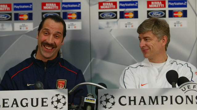 ארסן ונגר לצד דייויד סימן, ארסנל 2002 (צילום: GettyImages, Mike Hewitt)