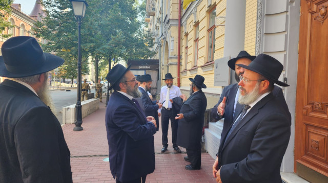 רבני אוקראינה נפרדים לשלום לאחר הפגישה (צילום: "פאיכלה")
