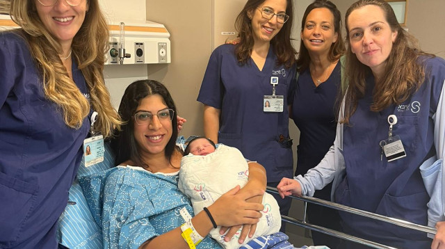 רחל נדב והתינוקת החדשה, המיילדת הילה שפירא וצוות המיילדות משיבא (צילום: בית החולים שיבא תל השומר)