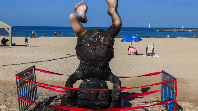 פסלו של דוד בן גוריון הוצת בחוף פרישמן בתל אביב (צילום: פלאש 90)