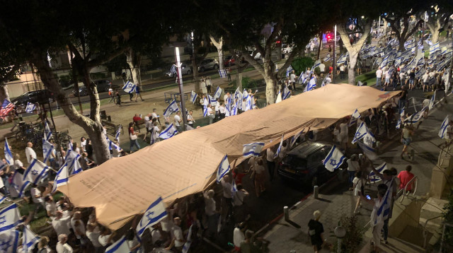 עותק ענק של מגילת העצמאות במחאה נגד הרפורמה המשפטית (צילום: נועה ששון)