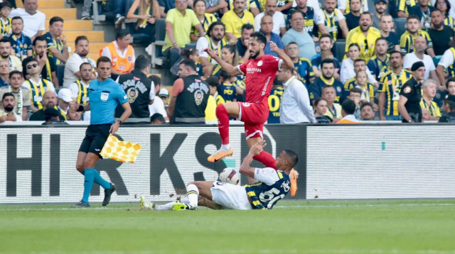 שגיב יחזקאל שחקן אנטליאספור מול פנרבחצ'ה (צילום: אתר רשמי, אנטליאספור)