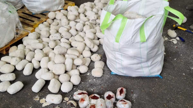 ניסיון הברחת 6 טון טבק לנרגילה בחלוקי נחל (צילום:  דוברות רשות המיסים)